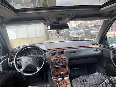 w210 oturacaq: Mercedes-Benz E-Class (W210) sedan - Gövdə: 4 qapılı sedan, açıq mavi — 5