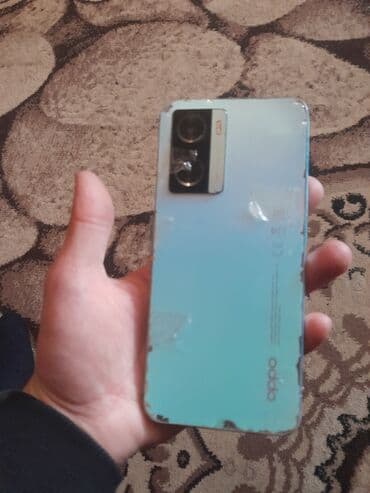 Oppo smartfon (model seriyası A) – göy rəngli korpus, arxa tərəfdə