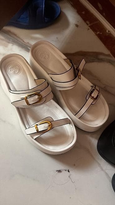 Basanoşka və səndəllər: Ağ rəngli qadın platforma sandal - Model: iki zolaqlı, ön və üst — 3