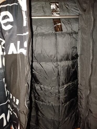 cins pencek: Qara rəngdə, ağ yazılı naxışlarla diqqətçəkən kapüşonlu qış gödəkçəsi — 3