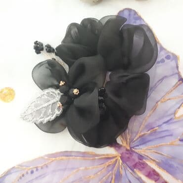 sac duzləşdirici keratin: Şəffaf parça ləçəkləri ilə bəzədilmiş, mərkəzində muncuq və boncuk — 3