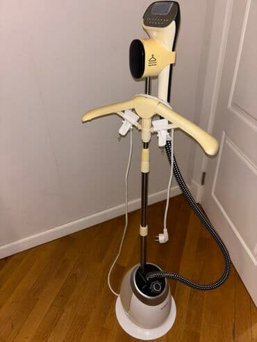 Şaquli buxarlı ütü paltarların qırışlarını açmaq üçün rahat və