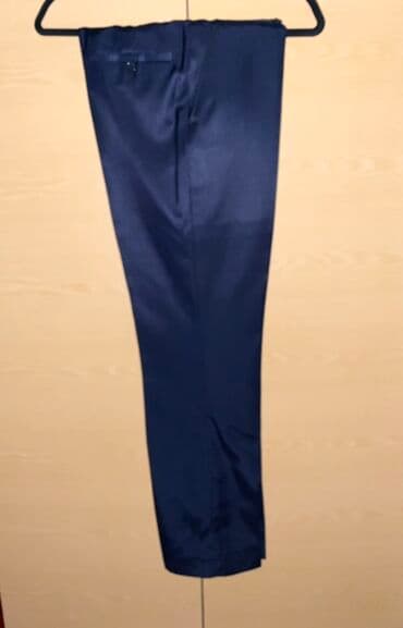 kişi ucun klassik qara kostyum: Tünd göy rəngdə, bir düyməli, şax materialdan hazırlanmış kişi — 3