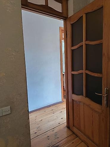 Taxta daxili qapı – şüşəli dizayn - Material: Təbii ağac (şam ağacı