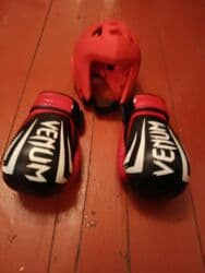 İdman Əlcəkləri və Kask Hər biri arginaldın Əlcəklər 12 Oz və bərkfir