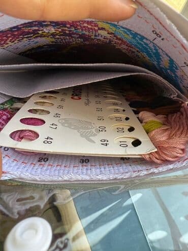 Bu dəstə müxtəlif rənglərdə iplər, naxış üçün kətan və rəng