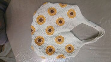 qaşlı çanta: Günəbaxan naxışlı ağ toxunma çiyin çantası. Çanta, hər biri ortasında — 1