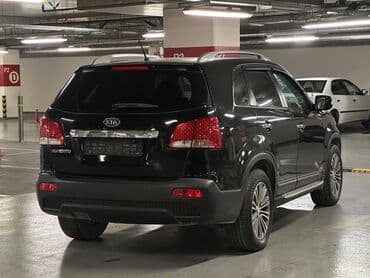 kreditle maşin: Qara rəngdə olan Kia Sorento avtomobilinin salonu. Sükan dəri örtüyə — 8