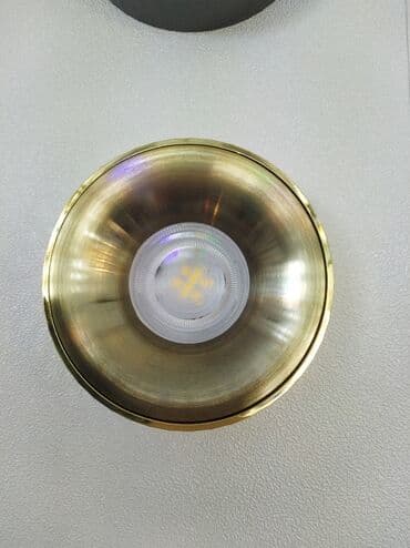 Qızılı rəngdə olan dairəvi LED işıqlandırma armaturu. Yüngül dizaynı