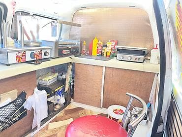 food truck: Sarı rəngli mobil “fast food” furqonu – isti və qəlyanaltılar yerində — 7