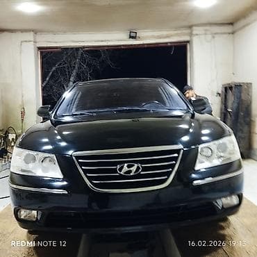 Hyundai Sonata sedan – qara rəngli, klassik dizayn. Texniki və xarici