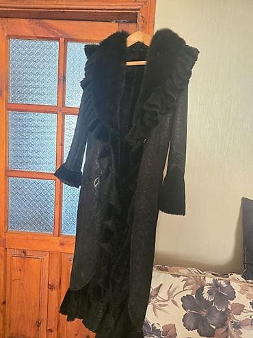 Paltolar: Qadınlar üçün uzun qara kürk-palto - Model: Uzun, A-kəsimli siluet — 2