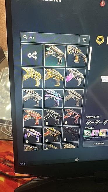 qızıl kulcə: VALORANT hesabı – zəngin skin kolleksiyası Məzmun: - Geniş silah — 3