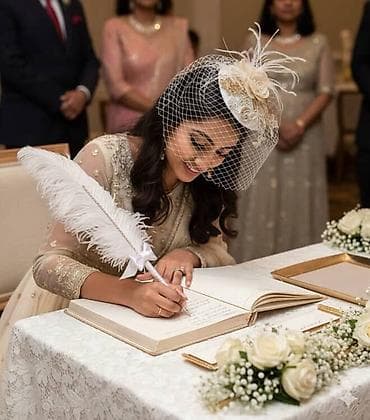 muncuq: Zərif toy/fursət aksesuarı – ağ tül və güllərlə bəzədilmiş fascinator — 1