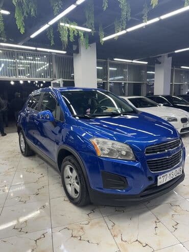 şuşe: Chevrolet Trax (mavi rəng) – şəhər üçün kompakt krossover — 2
