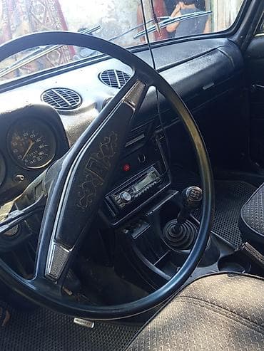cobalt disk: VAZ 2106, ağ rəng, sedandır. Klassik kuzov dizaynı, xrom ön barmaqlıq — 3