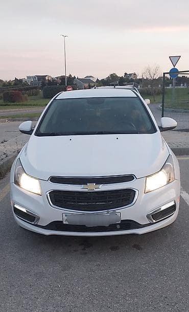 Chevrolet Cruze sedan – ağ rəng, şəhər və magistral üçün rahat və