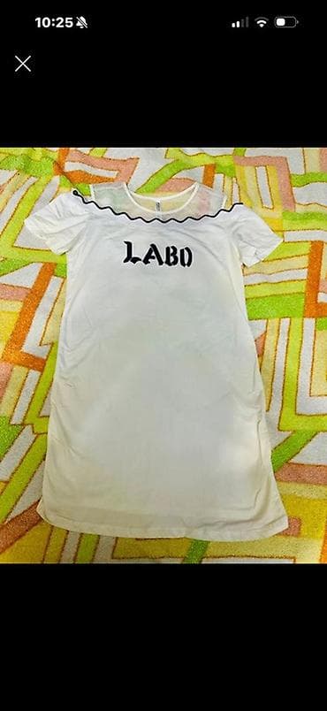 elbiseler: Ağ rəngli qadın t‑şortu/mini don - Ön hissədə “LABO” yazısı - Yuxarı — 1