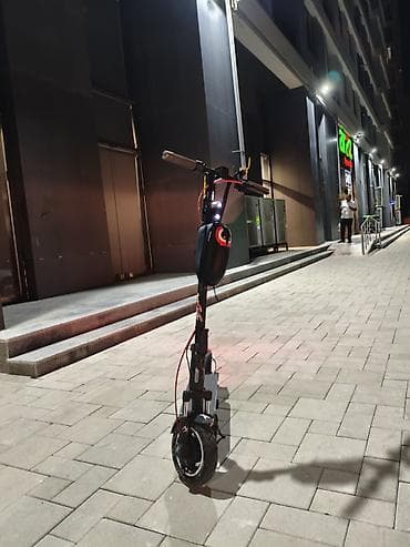 elektirikli skutur: Elektrikli skuter üstündə sunka hədiyyə və işıq siqnal scooter terin — 10