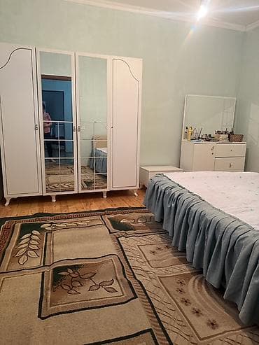 1 hektar nece sotdur: 2 otaqlı, tam eşyalı evdir. İstilik sistemi kombidi.wıfısı var, heyetı — 5