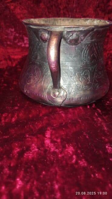 vaza qab: Naxışlı mis pac, ev dekorasiyası və ya kolleksiya üçün uyğundur. Bu — 2