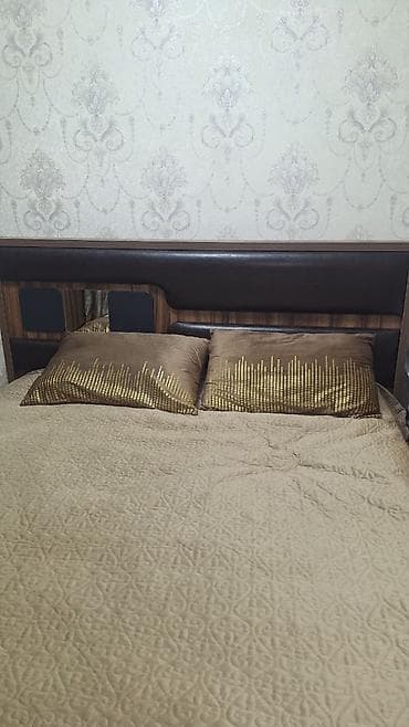 Divanlar: Yataq otağı dəsti – qoz rəngli, güzgülü Tərkib: - İkiqat çarpayı — 4