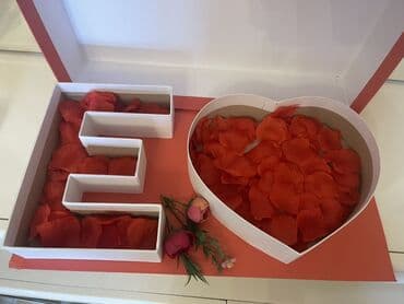 Qırmızı ləçəklərlə dolu ürək formalı və E hərf formalı qutu. Qutu lalafo.az -da Qırmızı ləçəklərlə dolu ürək formalı və E hərf formalı qutu. Qutu