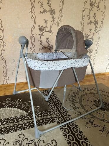 Oğlan və qız üçün, Dördbucaq, Beşik, Dəst ilə, Yellənmə mexanizm ilə