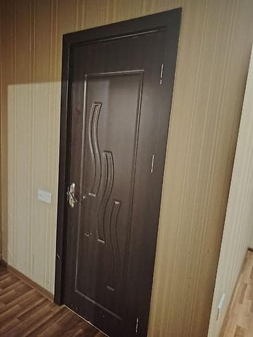 demir seyf qapilar: MDF interyer qapıları – qəhvəyi rəng, minimalistik dalğavari dekor — 2