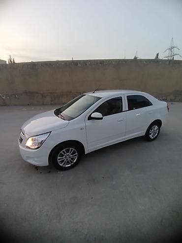 chevrolet service: Chevrolet Cobalt sedan – ağ rəng, kompakt və qənaətcil şəhər — 3