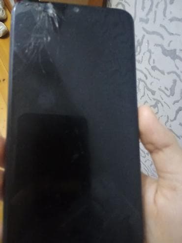 lg g3 d690: Smartfon – arxa tərəfində böyük kvadrat modulda iki əsas kamera, əlavə — 2