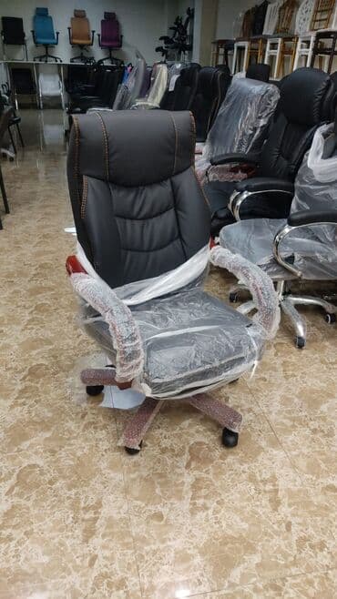 кресло для компьютера: Новый, С колесиками, Кожа — 1