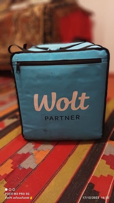 Restoran manqalları: Salam. WOLT kuryer sumkası satılır kurtkası ilə birlikdə. cırığı — 1