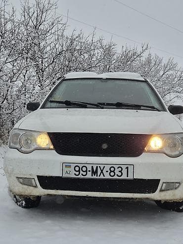 xiaomi redmi 4 бампер: Ağ rəngli sedan avtomobil Xüsusiyyətlər: - Kuzov: 4 qapılı sedan, ağ — 3