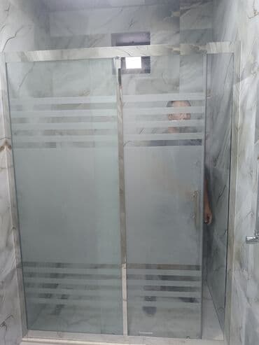 hamam üçün şüşə arakəsmələr: Horizontal zolaqlı dizaynı olan sürüşən şüşə duş qapısı. Hamam otağına — 1