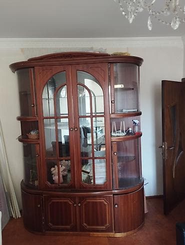 Klassik üslubda iri vitrinli bufet - Material: ağac teksturalı