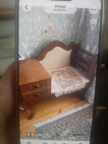 Divan və masa dəstləri: Klassik üslubda kiçik taxta divan və yanında uyğun tumbi dəsti. - — 1