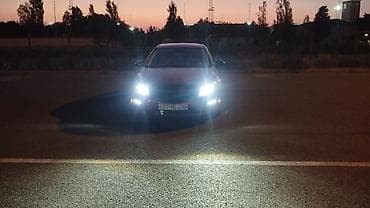Chevrolet Cruze sedan – qırmızı rəng, 4 qapılı, ön ötürücülü. Gecə