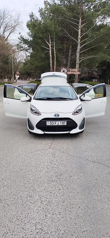 honda azerbaycan: Toyota Aqua Hybrid (ağ rəng, hatchback) - Yapon istehsalı hibrid — 1