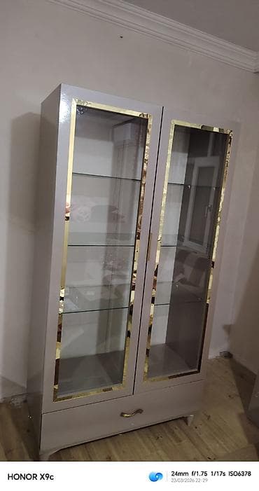 Şüşəli dolab vitrini