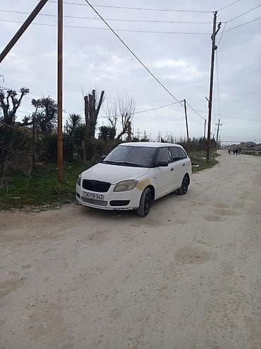 Skoda Fabia Combi, ağ rəng, universal kuzov. Texniki xüsusiyyətlər: -