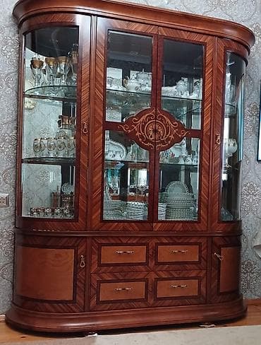 Klassik üslubda vitrinalı bufet – zərif oyma naxışlı, şüşəli ön və yan