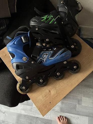 Bu, bir cüt təkərli konkidir. Konkilər mavi və qara rənglərdədir. Hər