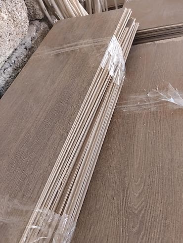 dekor agaclar: Laminate döşəmə taxtaları – ağac naxışlı, isti qəhvəyi ton. Məhsul — 4
