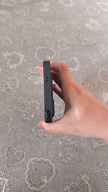 Məhsul: Android smartfon - Ekran: Tam ekran, ön kamera üçün mərkəzi