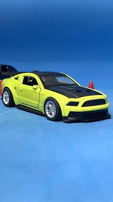 dvd diskler: Sarı-yaşıl rəngdə sport üslublu oyuncaq maşın (model avtomobil) - — 3