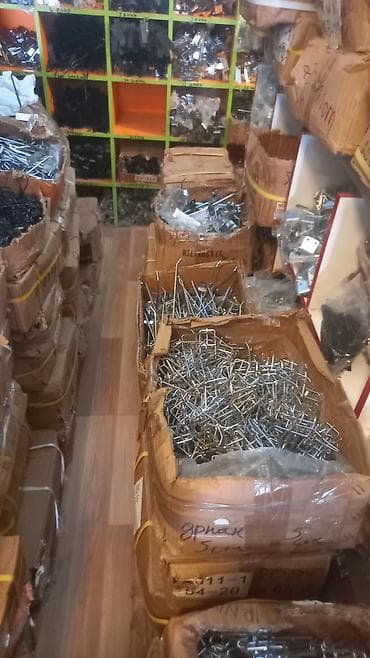 Rəf vitrinləri: Geyim asılqanları – geniş seçim - Materiallar: ağac, plastik, metal — 9