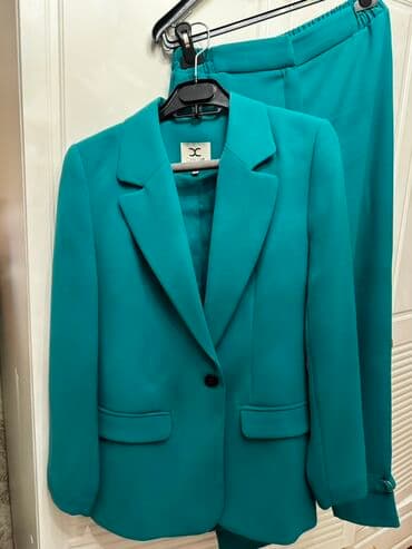 Zümrüd-yaşıl rəngdə qadın kostyum dəsti - Brend: CHILA (etiketdə