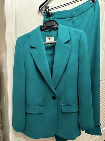 klassik qadin kostyumlari: Zümrüd-yaşıl rəngdə qadın kostyum dəsti - Brend: CHILA (etiketdə — 1