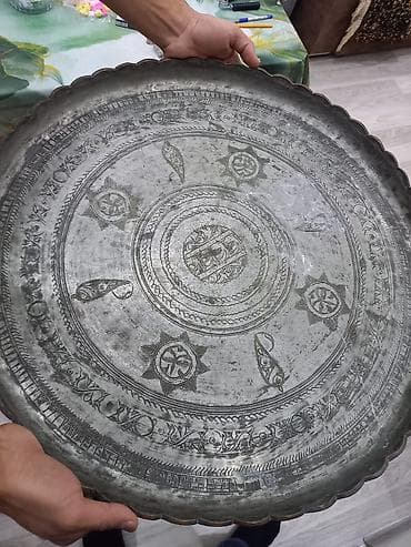 plastik qapı və pəncərə: Böyük əl işi mis/bakır sini (oyma naxışlı) - Material: qalaylanmış — 2